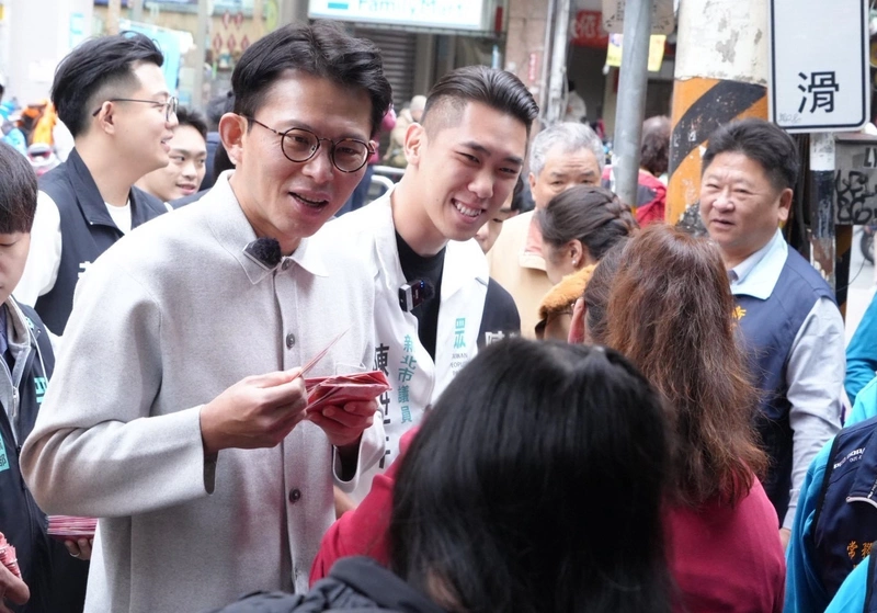 黃國昌初一參拜新北6廟　曝與李四川通話交換意見