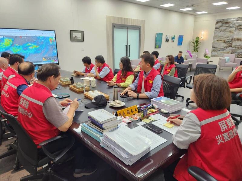 屏東豪雨下午2時起停班課　縣府籲雨勢趨緩再返家