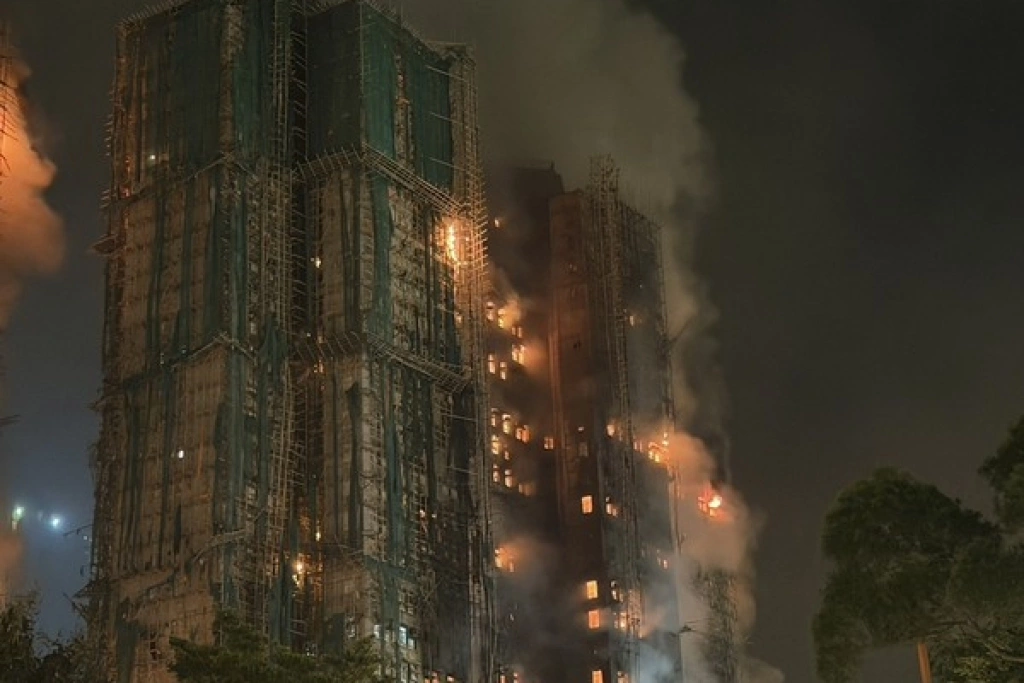 香港宏福苑居民目睹家園燒毀（2）