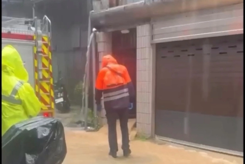 台北市午後大雨　男子受困信義區巷弄民宅獲救