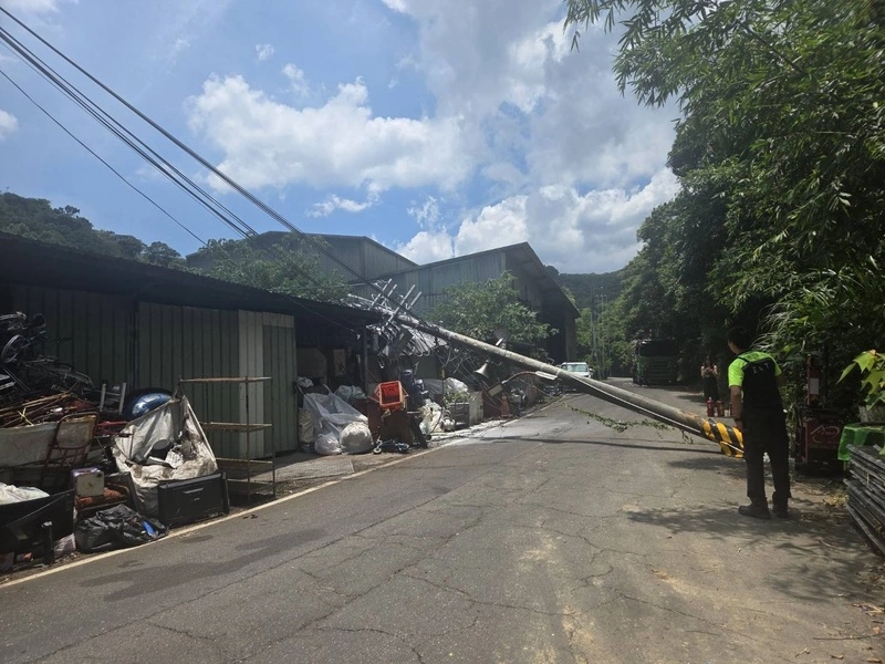 基隆安樂區高壓線疑遭堆高機扯斷　27戶一度停電