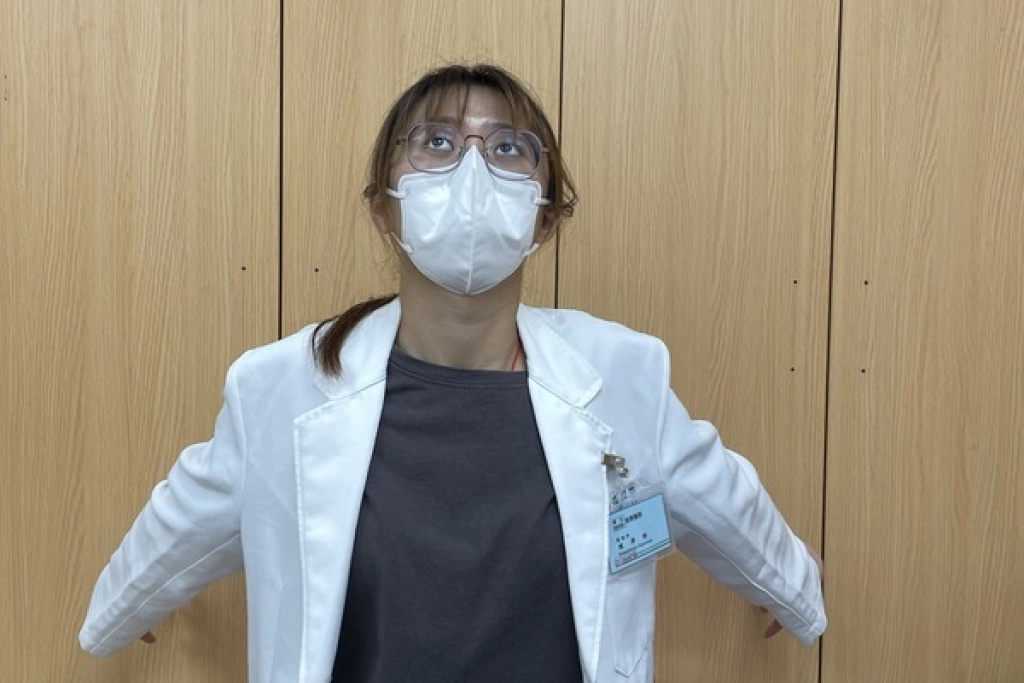 暑期手機滑不停　復健師：30-5原則遠離烏龜頸