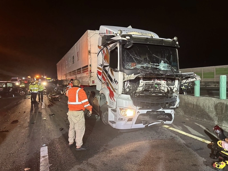 國道1號連環車禍　聯結車車頭嚴重毀損