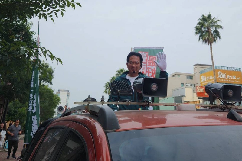 林俊憲把握時間車隊遊行拜票