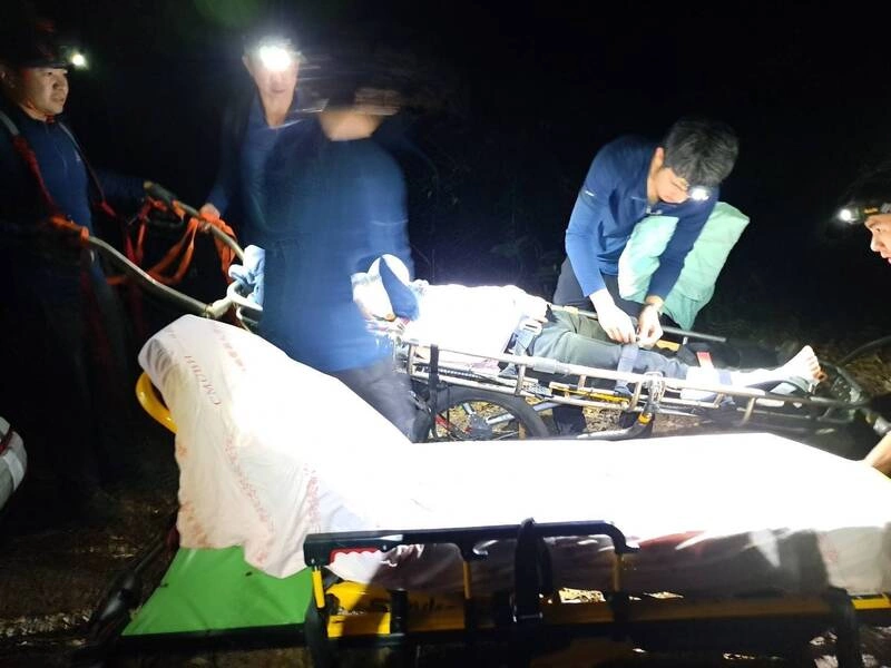 台中東卯山登山意外　婦人扭傷消防背負下山送醫