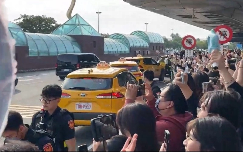 TWICE抵達高雄機場　粉絲熱情接機（2）