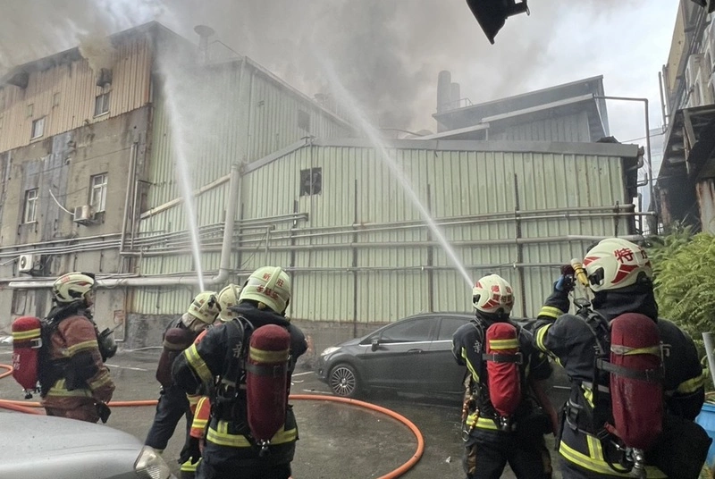 新北新莊工廠起火　警消：貯有化骨水外出戴口罩