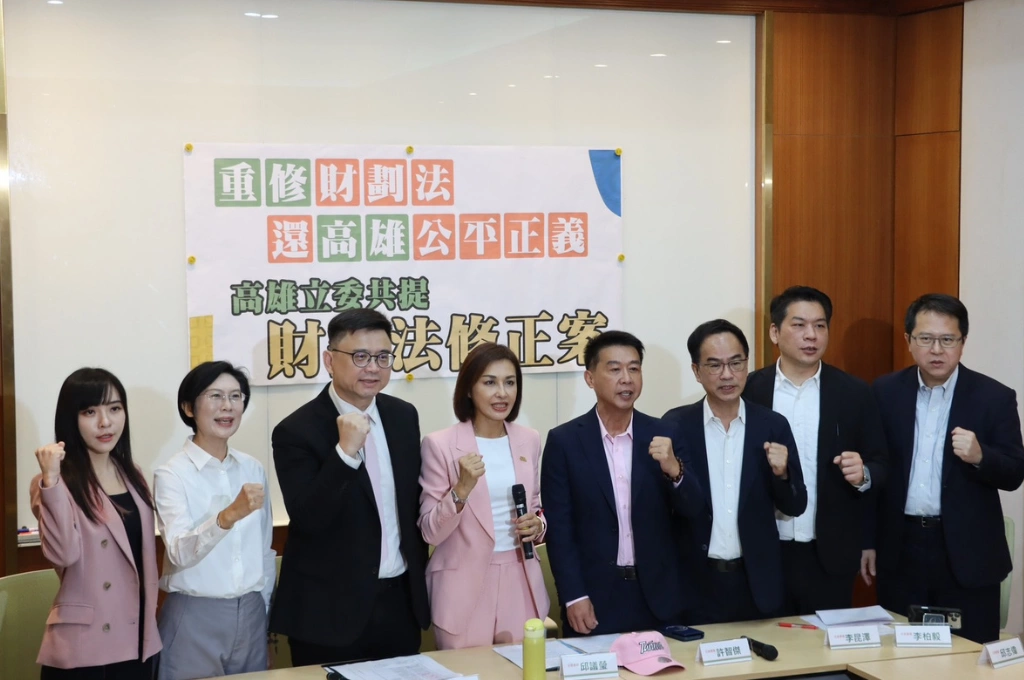 高雄綠委全到齊 挺邱議瑩提案修財劃法:比柯志恩版為高雄多爭取150億,柯支不支持?