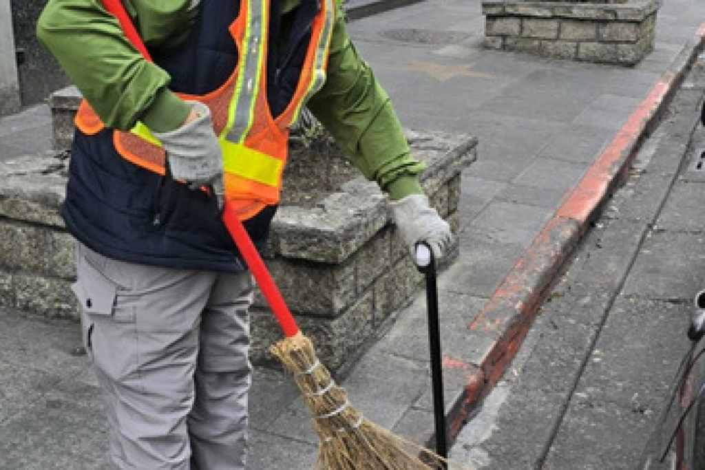 民眾丟酒瓶碎玻璃污染地面　北市環警介入開罰