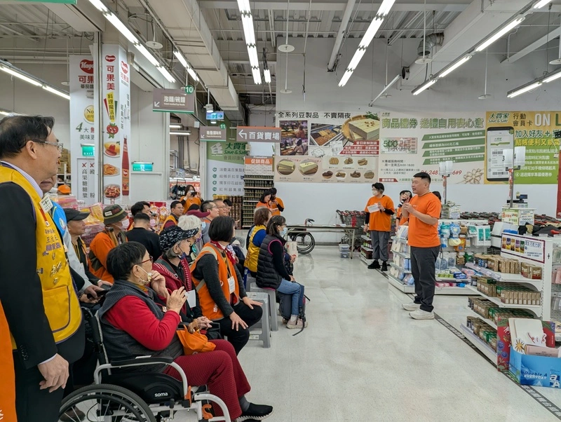 弘道基金會攜手公益社團　陪獨居長輩辦年貨