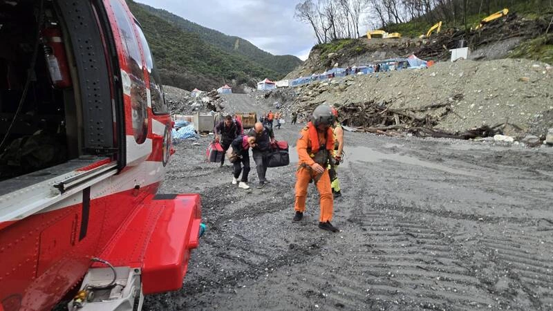 馬太鞍溪堰塞湖11名施工人員  空勤助安全撤離