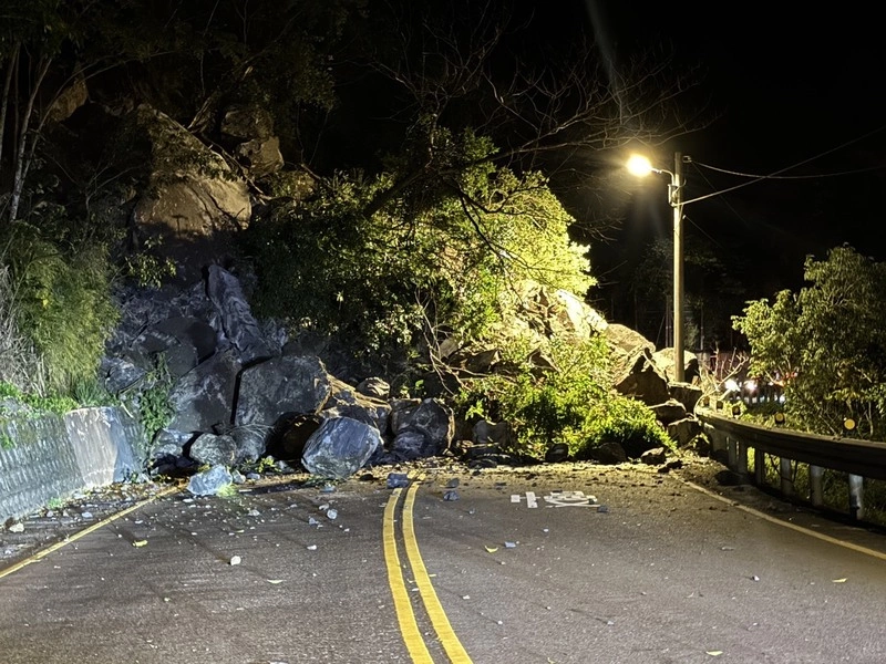 新北烏來聯外道路土石坍方　漏夜搶通單線通行