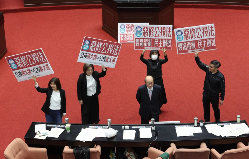 公投法第23條修正案投票表決　綠委舉牌表立場