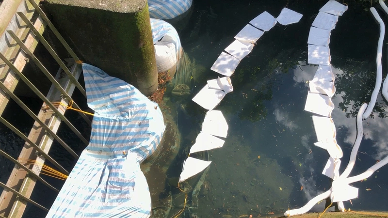 基隆源遠路大排泡沫　布設攔油索