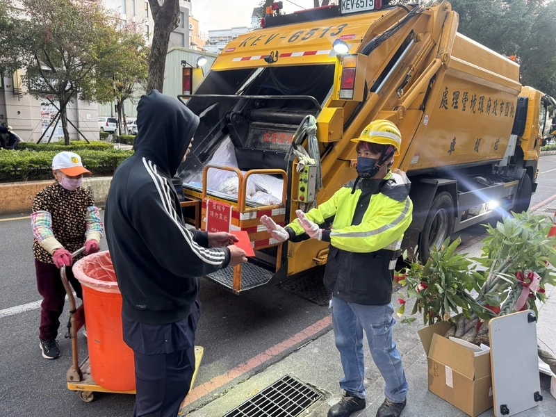 桃園市清潔隊收獲感謝紅包　累計逾21萬元轉贈公益