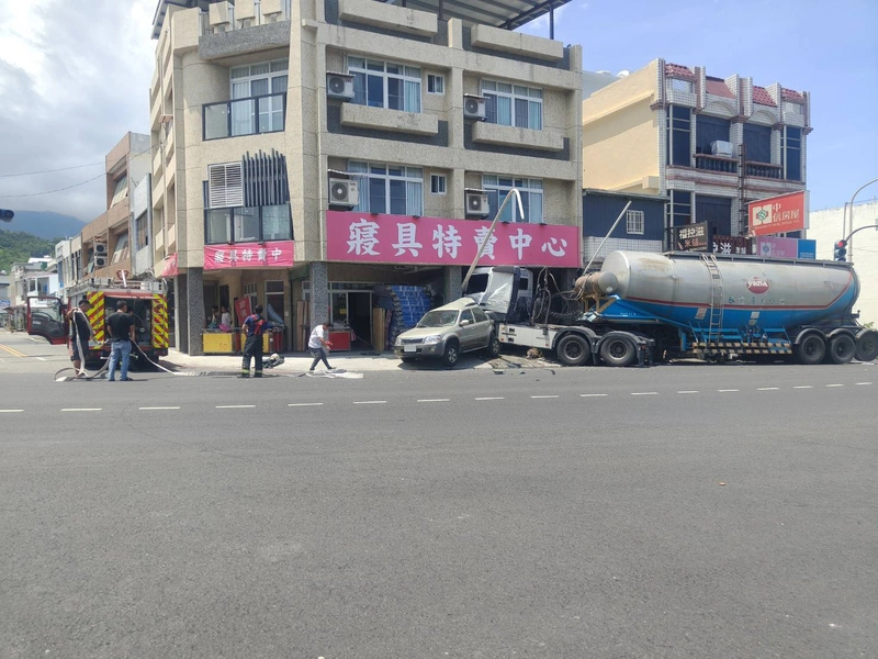 台東水泥粉槽車失控衝入騎樓  2休旅車遭撞損