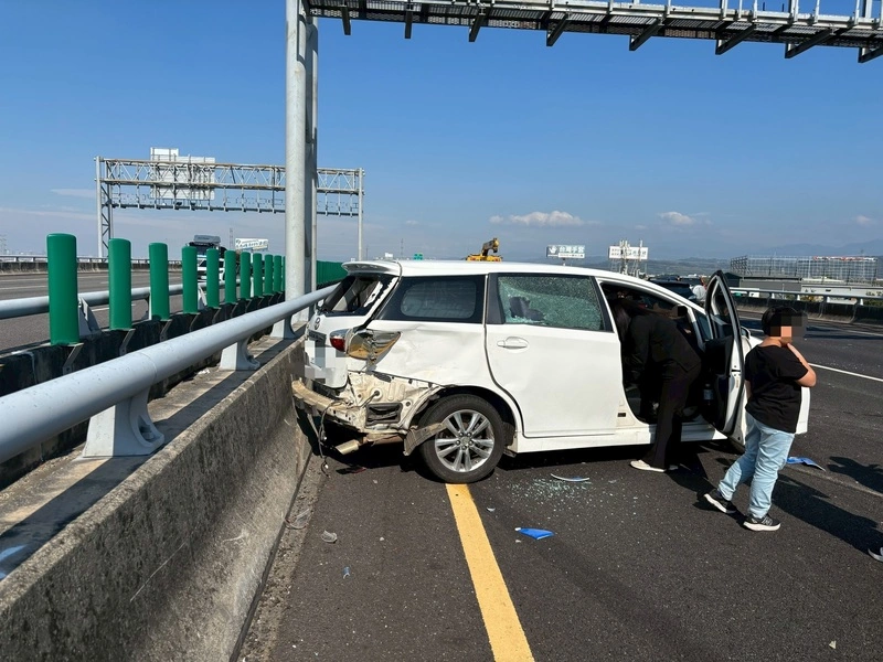 聯結車國3變換車道不當　6車追撞