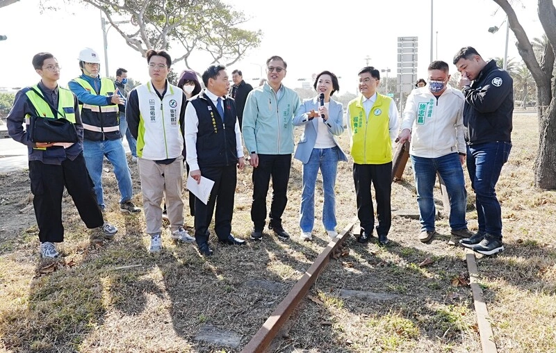 何欣純會勘台中港區  籲活化舊鐵道再利用