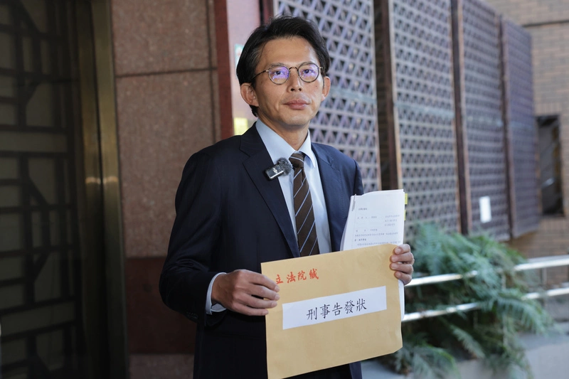 質疑府院關說大法官  黃國昌赴北檢告發（2）