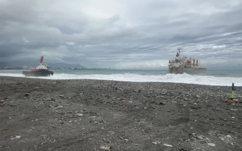 散裝船、拖船擱淺花蓮化仁海堤