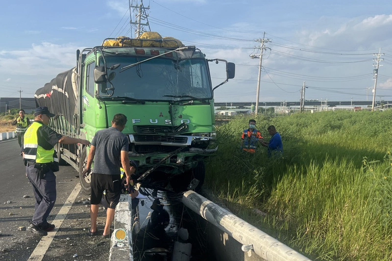台南大貨車駕駛疑毒駕　與自小客對撞釀1死
