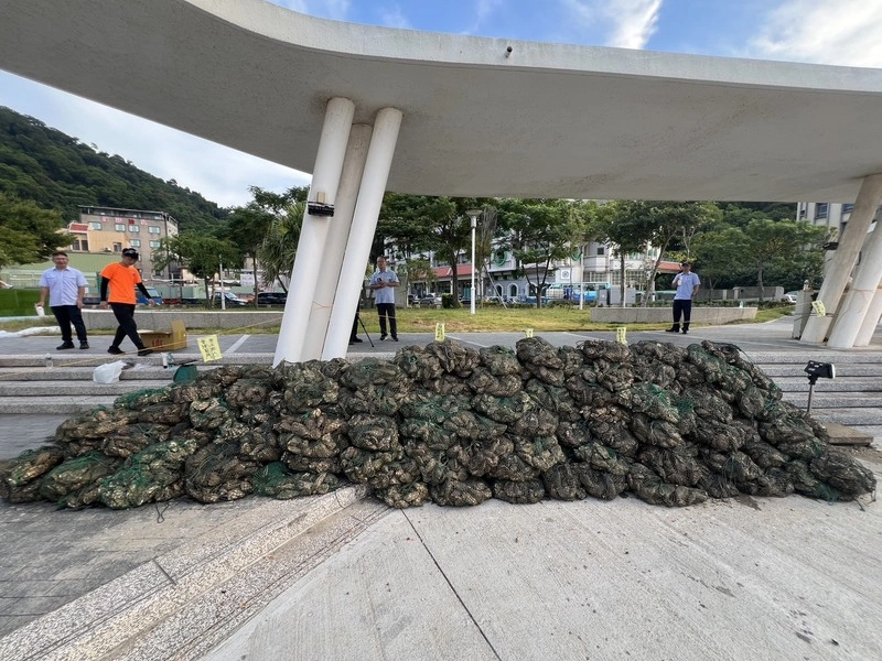 連江查緝隊查獲國籍漁船走私中國牡蠣（2）