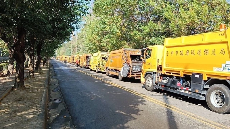 台中文山焚化爐外　垃圾車大排長龍等待入場