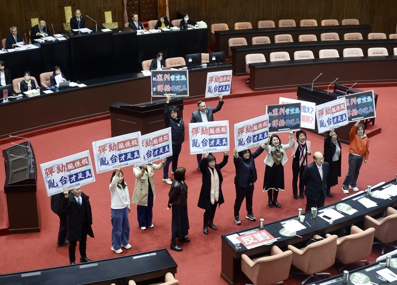 藍白通過總統彈劾案　民進黨團舉牌抗議