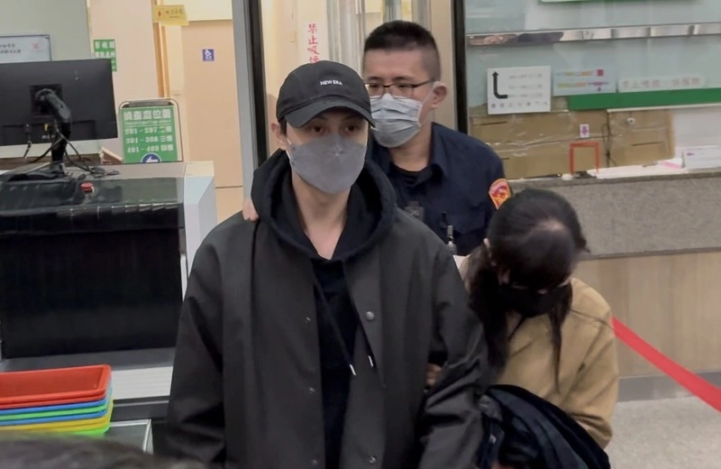 閃兵案第4波查緝9人交保　王子邱勝翊鞠躬後離去