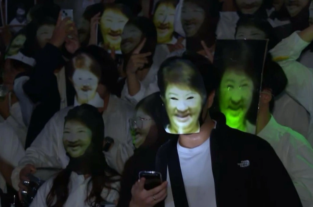 諷刺豬瘟防疫慢半拍!台大學生萬聖節遊行集體扮「盧媽媽打鼓」遊行