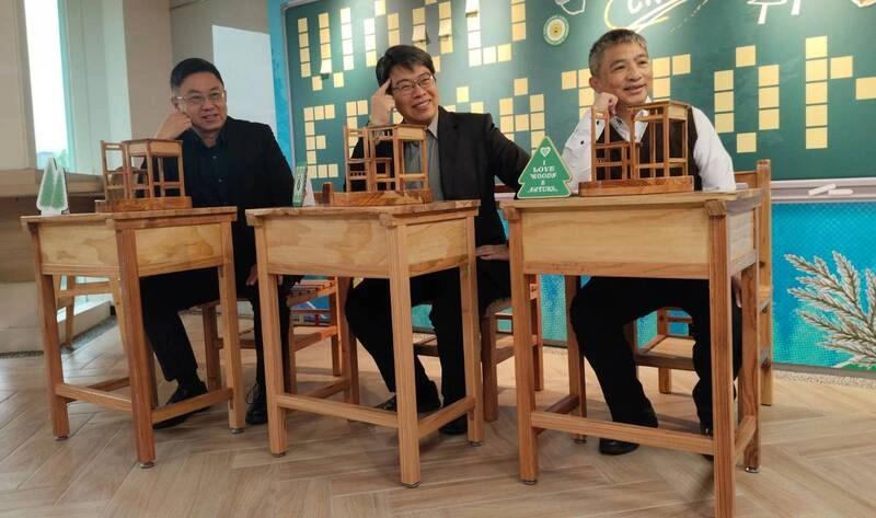 國產材製課桌椅  建中首採購