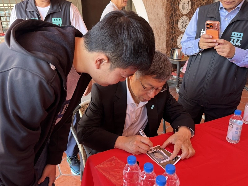 柯文哲屏東拜廟　熱情支持者要簽名