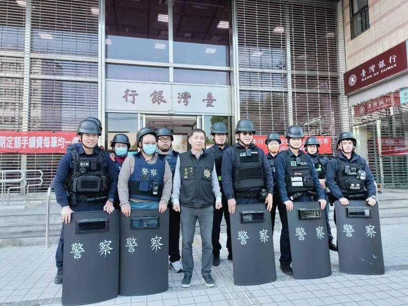春節前金流爆量　中市警加強銀行周邊巡守助護鈔