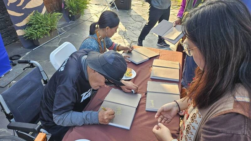 排灣藝術家阿瀨與張之萓合著「部落的風」