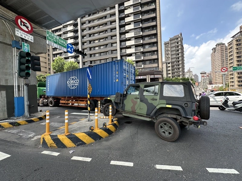 淡水軍車遭大貨車拖撞行人庇護島　車身受損無人傷