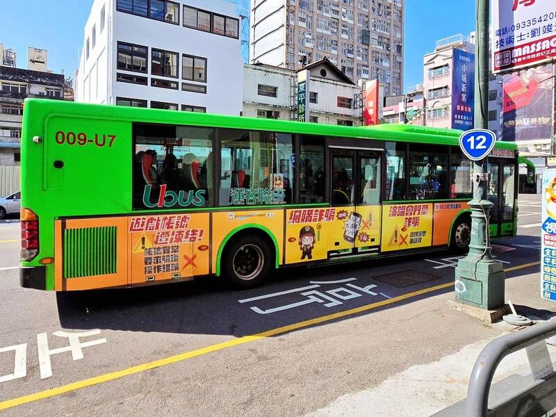 提升學生識詐  台中警設計公車車體海報宣導