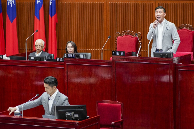 蔣萬安赴議會施政報告　提索資議題與簡舒培互嗆