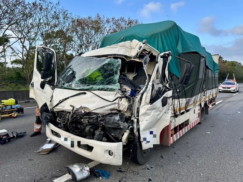 國1南下新竹段4車連撞　警消助小貨車駕駛脫困