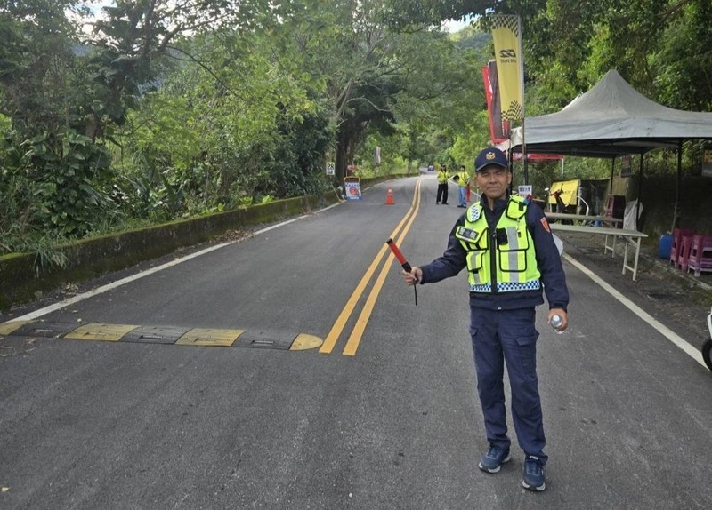 轉彎停等紅燈方向燈不能斷　東警：違者罰1200元以上