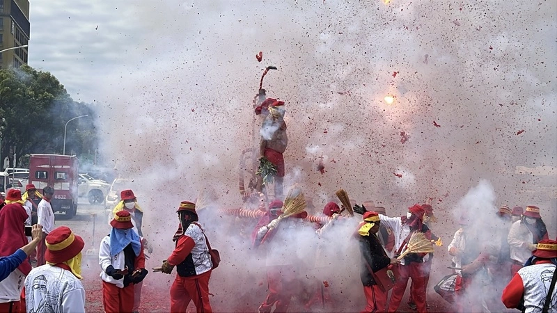 寒單爺首炸　台東元宵嘉年華揭開序幕