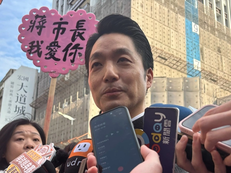 台北年貨大街吸菸區遭嫌遠 蔣萬安：避免影響逛街者