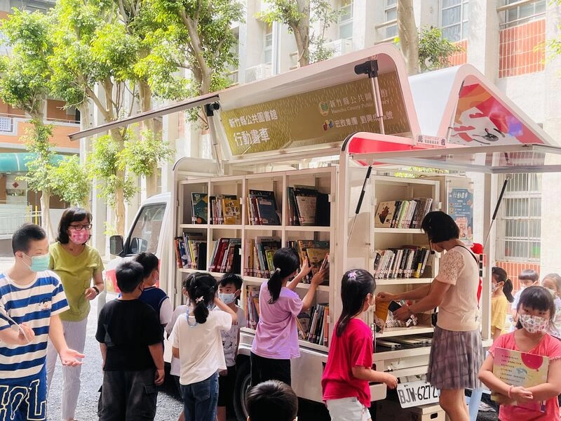 竹縣行動書車巡迴校園  培養學生閱讀興趣