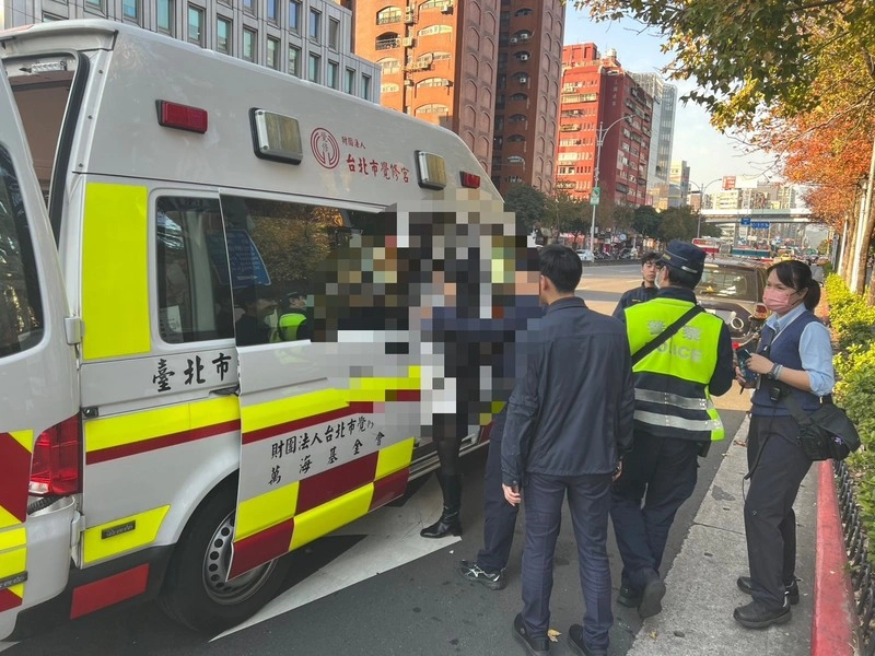 北捷忠孝新生站女乘客亮剪刀　警消強制就醫