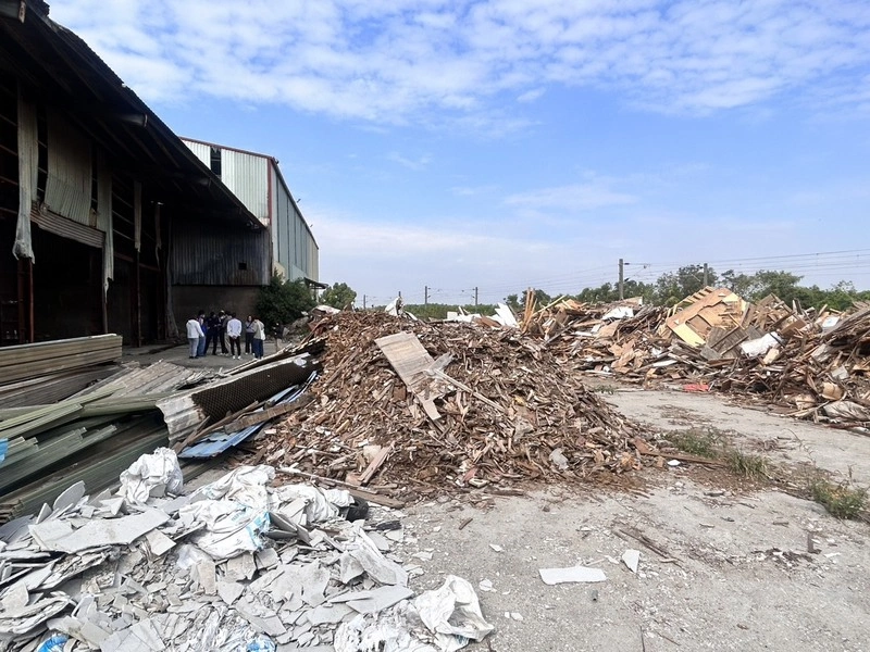 高雄山坡遭棄置大量廢棄物　檢警查緝