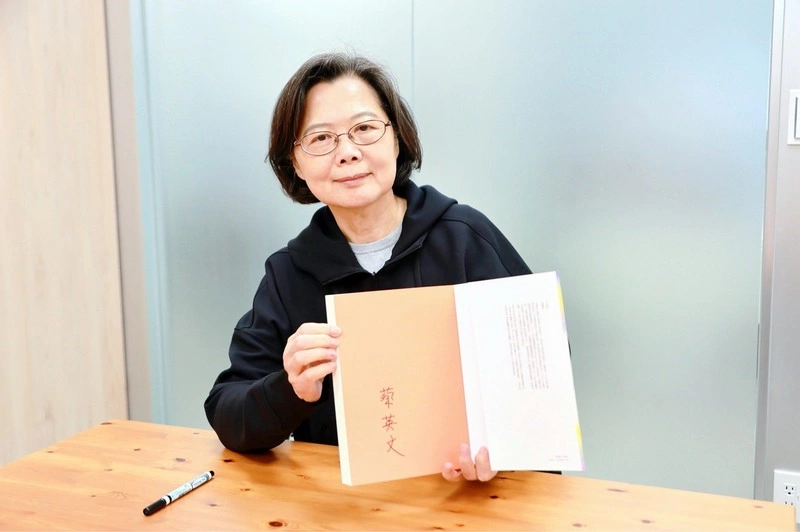 支持紙風車「椅子會」　蔡英文簽名書助公益抽獎