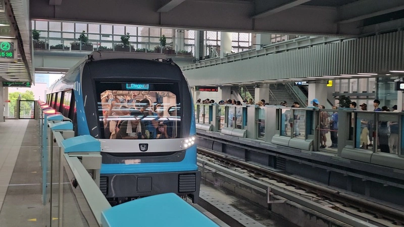 三鶯線通車首日爆人潮　最長要排1小時才能上車