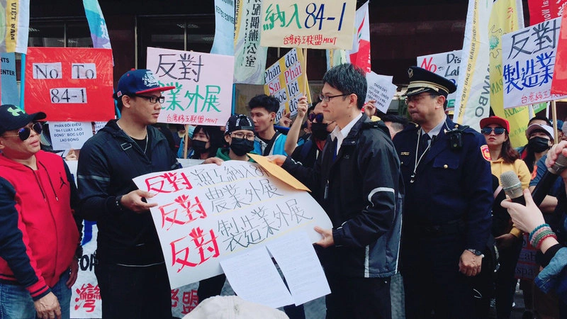 移工抗議漁工納責任制  勞部：意見會考量