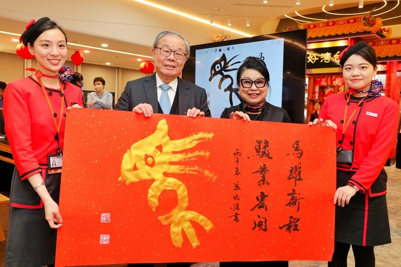 桃機免稅店揮毫送春聯 外籍旅客盼與親友分享喜悅