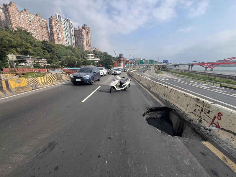 新北淡水民權路突現坑洞　新工處灌漿搶修中