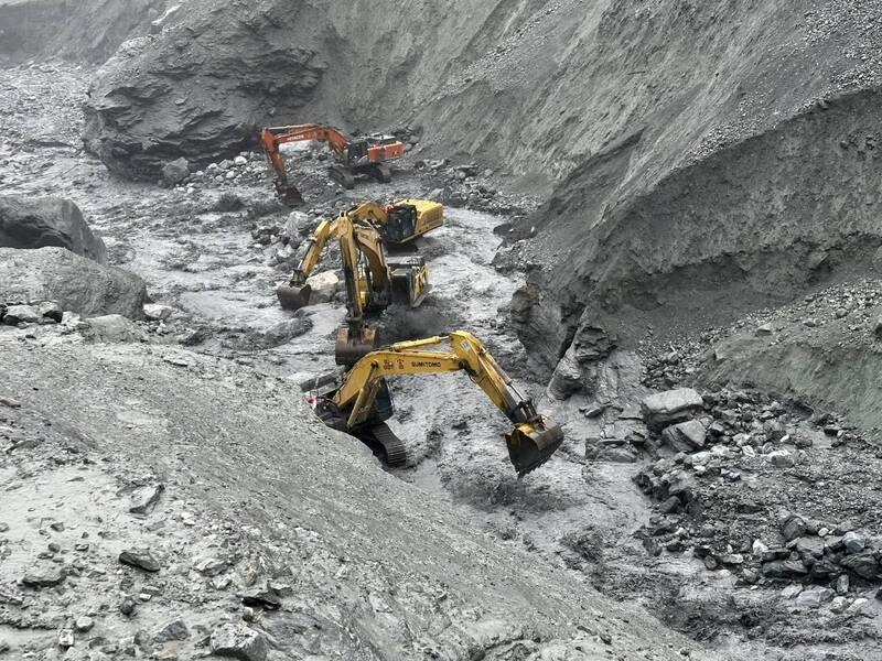 施工團隊進駐　擴大加深馬太鞍堰塞湖溢流口